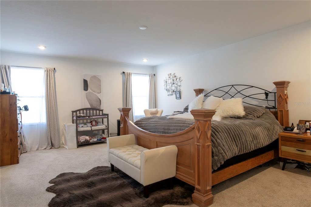 For Rent: $4,100 (6 beds, 4 baths, 3299 Square Feet)