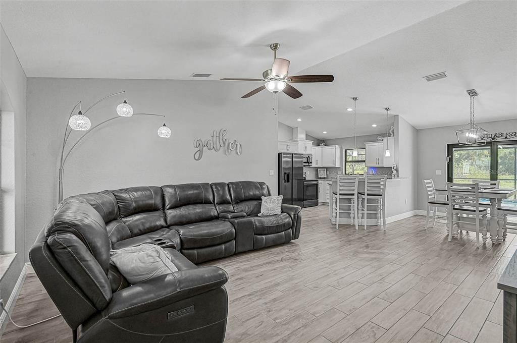 Activo con contrato: $469,900 (3 camas, 2 baños, 1436 Pies cuadrados)