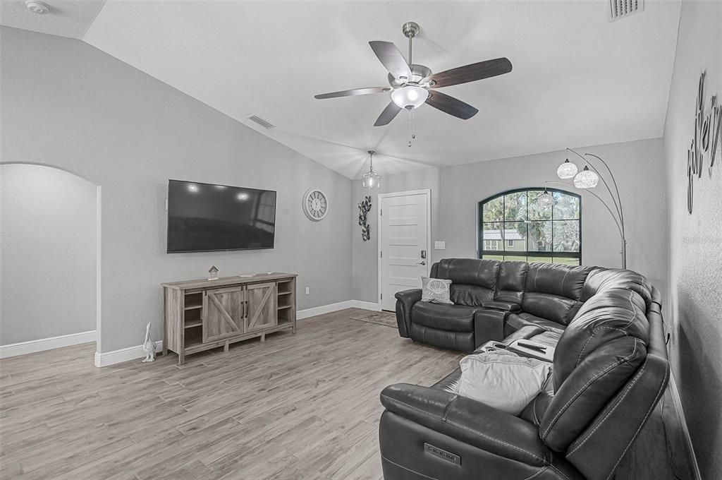 Activo con contrato: $469,900 (3 camas, 2 baños, 1436 Pies cuadrados)