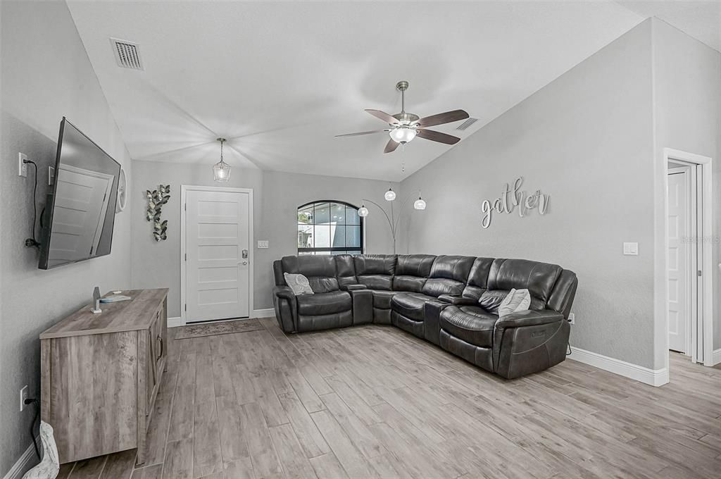 Activo con contrato: $469,900 (3 camas, 2 baños, 1436 Pies cuadrados)