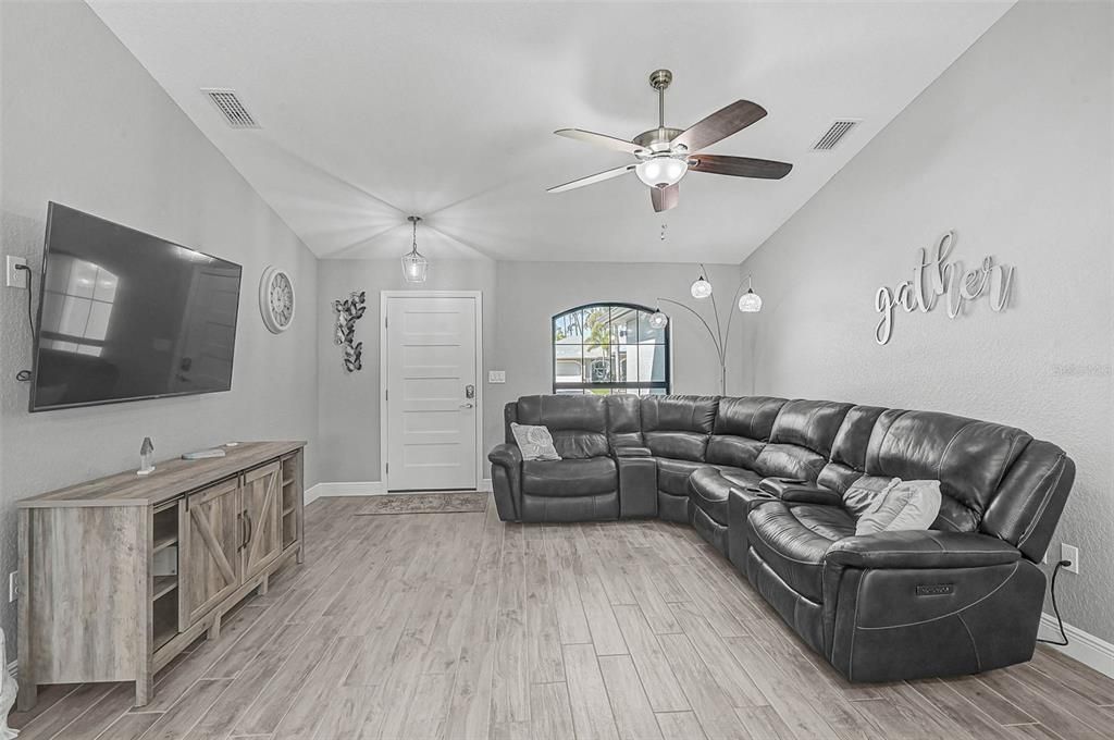 Activo con contrato: $469,900 (3 camas, 2 baños, 1436 Pies cuadrados)