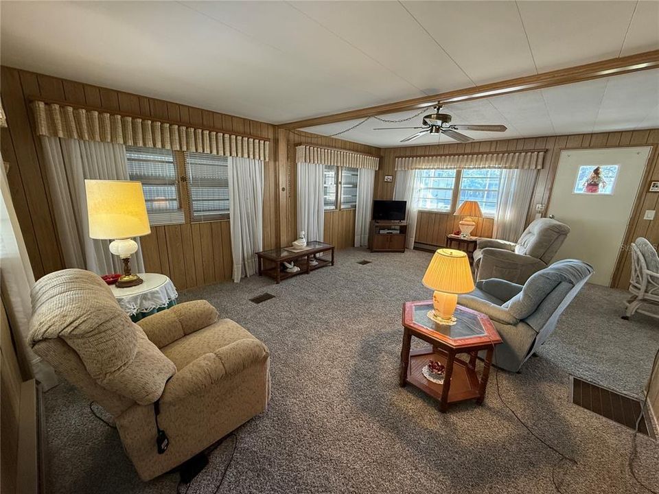 For Sale: $150,000 (2 beds, 2 baths, 880 Square Feet)