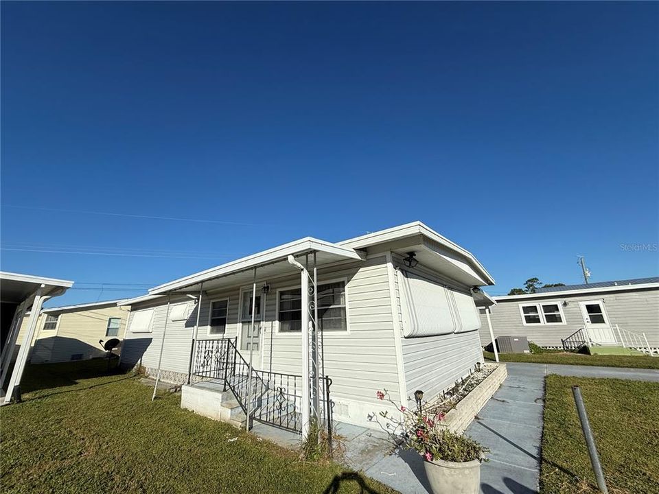 For Sale: $150,000 (2 beds, 2 baths, 880 Square Feet)