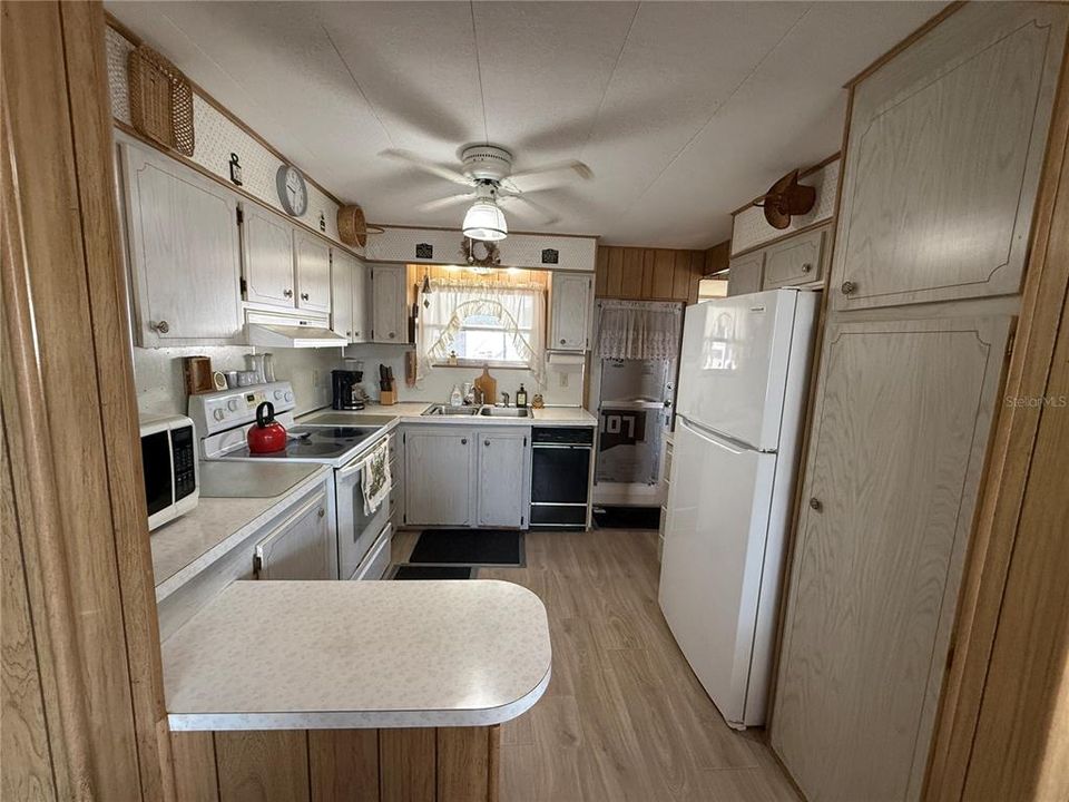 For Sale: $150,000 (2 beds, 2 baths, 880 Square Feet)