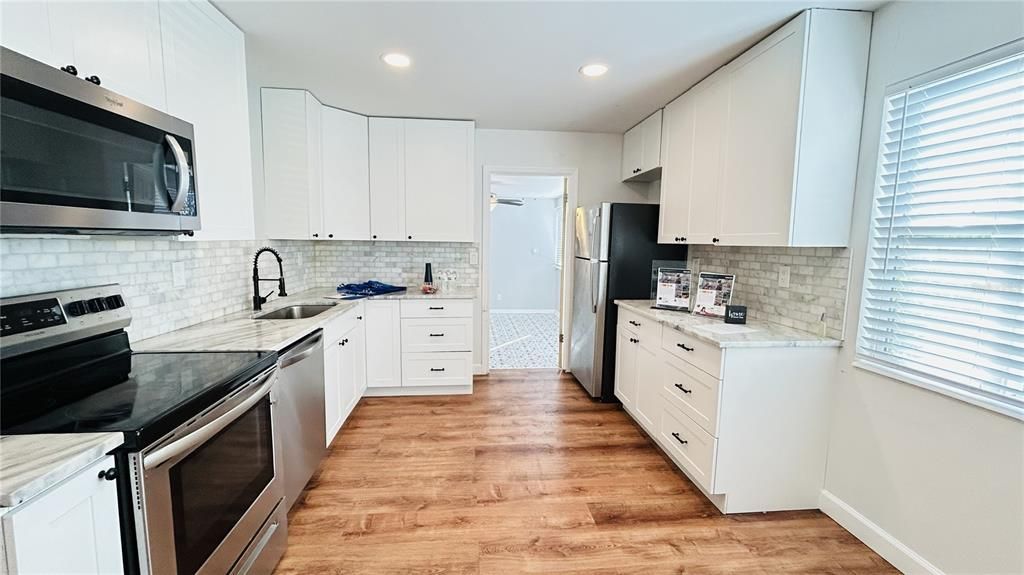 Под контрактом: $366,000 (3 спален, 2 ванн, 1054 Квадратных фут)