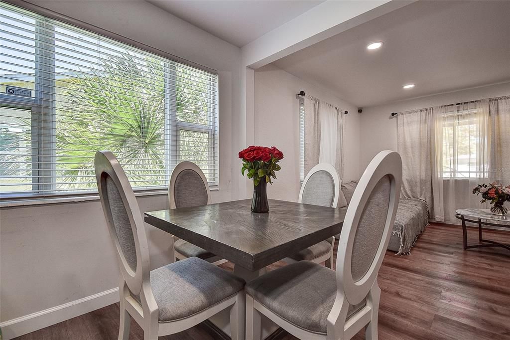 Под контрактом: $366,000 (3 спален, 2 ванн, 1054 Квадратных фут)