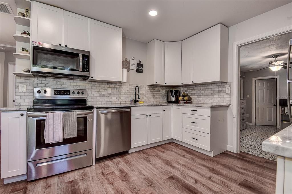 Под контрактом: $366,000 (3 спален, 2 ванн, 1054 Квадратных фут)