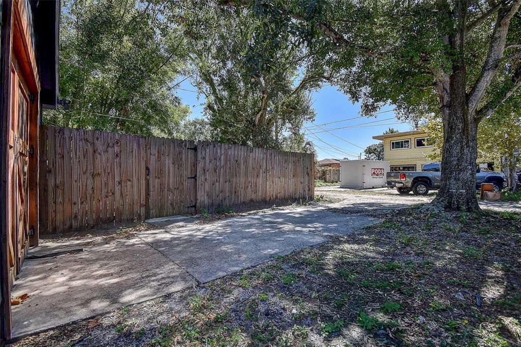 Под контрактом: $366,000 (3 спален, 2 ванн, 1054 Квадратных фут)