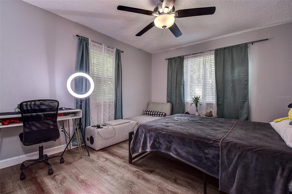 Под контрактом: $366,000 (3 спален, 2 ванн, 1054 Квадратных фут)