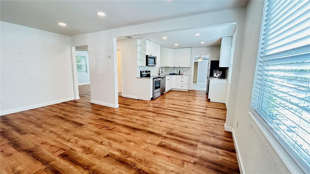 Под контрактом: $366,000 (3 спален, 2 ванн, 1054 Квадратных фут)