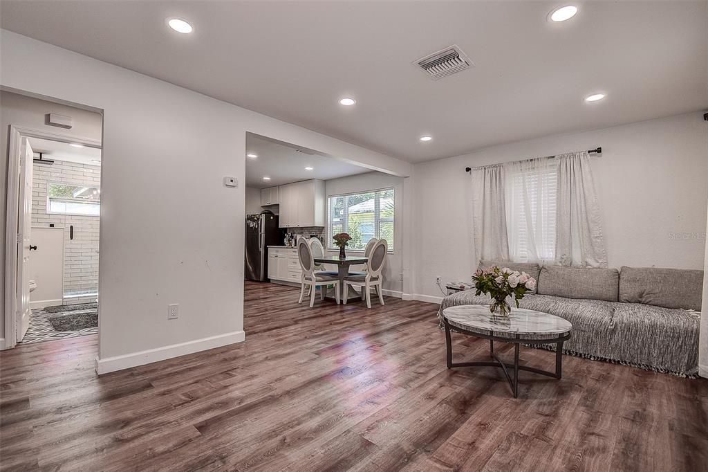 Под контрактом: $366,000 (3 спален, 2 ванн, 1054 Квадратных фут)