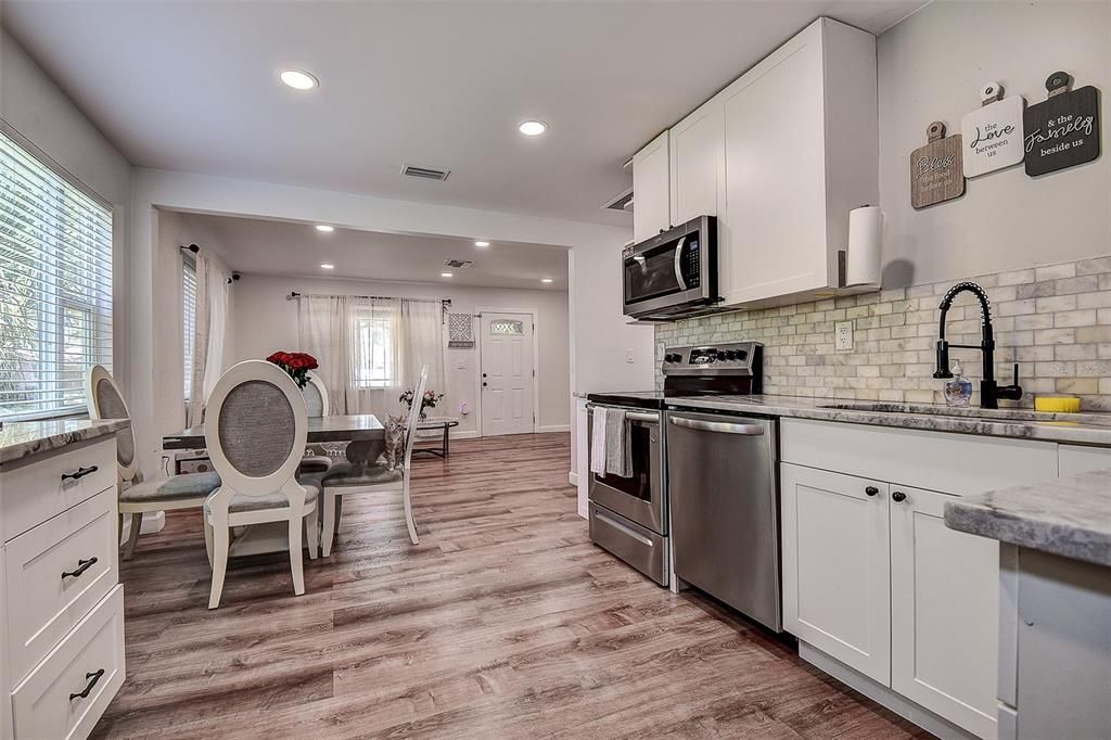 Под контрактом: $366,000 (3 спален, 2 ванн, 1054 Квадратных фут)