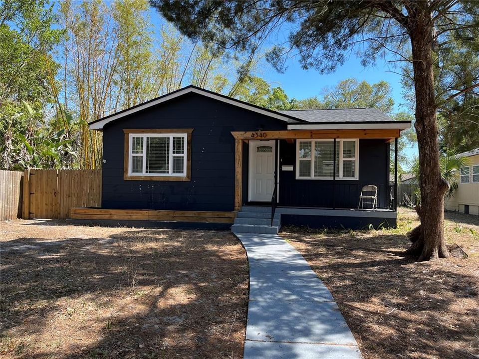 Под контрактом: $366,000 (3 спален, 2 ванн, 1054 Квадратных фут)