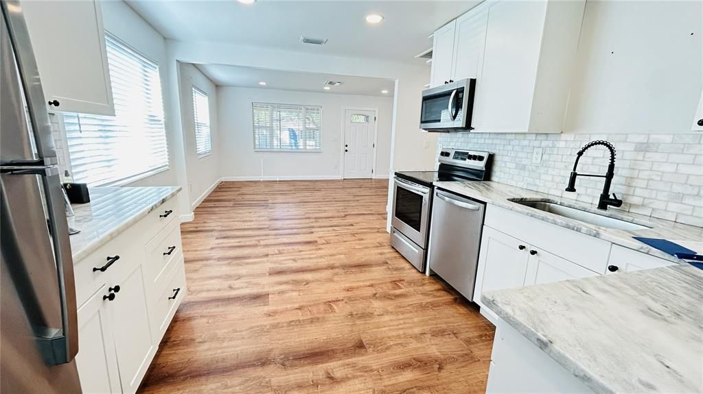 Под контрактом: $366,000 (3 спален, 2 ванн, 1054 Квадратных фут)