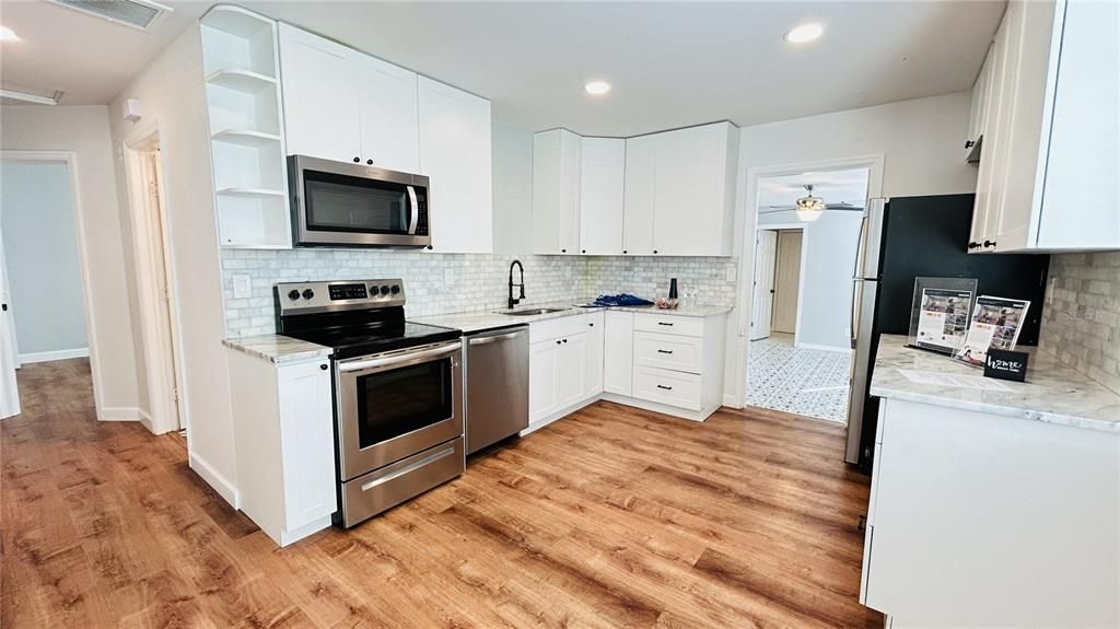 Под контрактом: $366,000 (3 спален, 2 ванн, 1054 Квадратных фут)