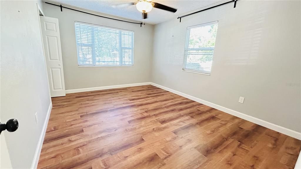 Под контрактом: $366,000 (3 спален, 2 ванн, 1054 Квадратных фут)