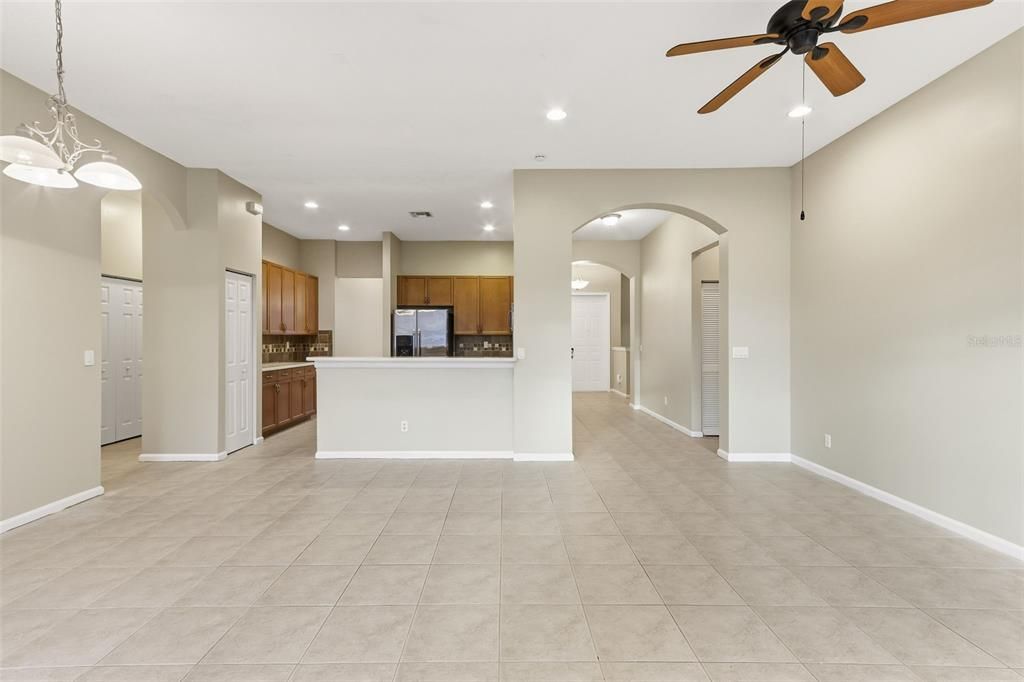 En Venta: $639,900 (5 camas, 3 baños, 2821 Pies cuadrados)