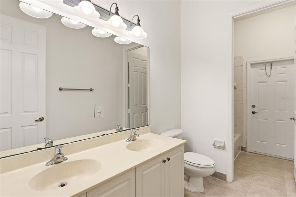 En Venta: $639,900 (5 camas, 3 baños, 2821 Pies cuadrados)