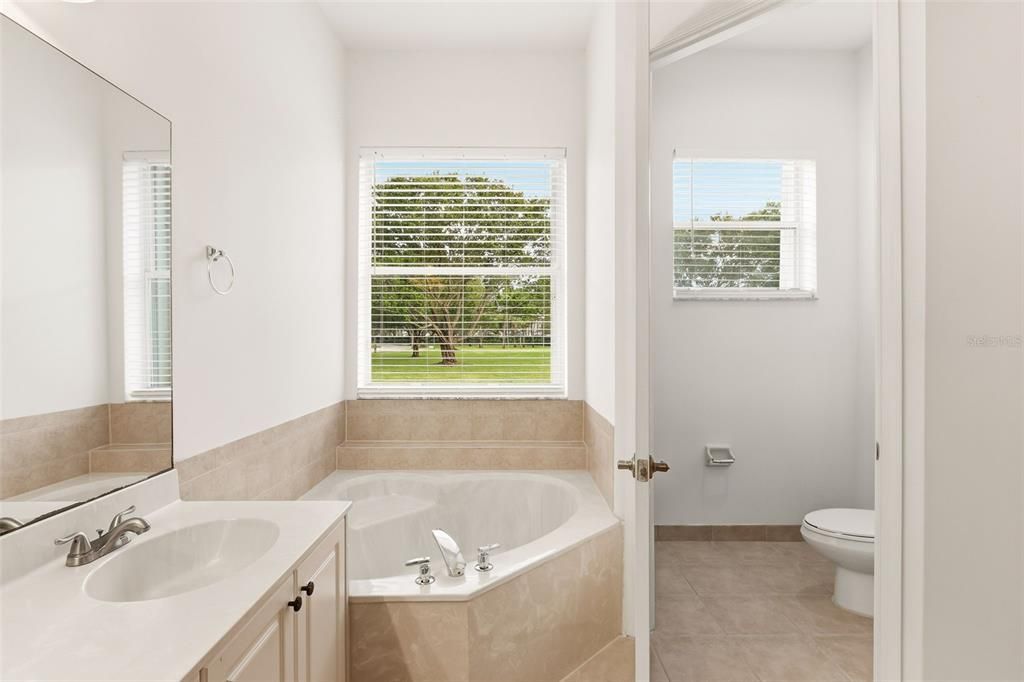 En Venta: $639,900 (5 camas, 3 baños, 2821 Pies cuadrados)