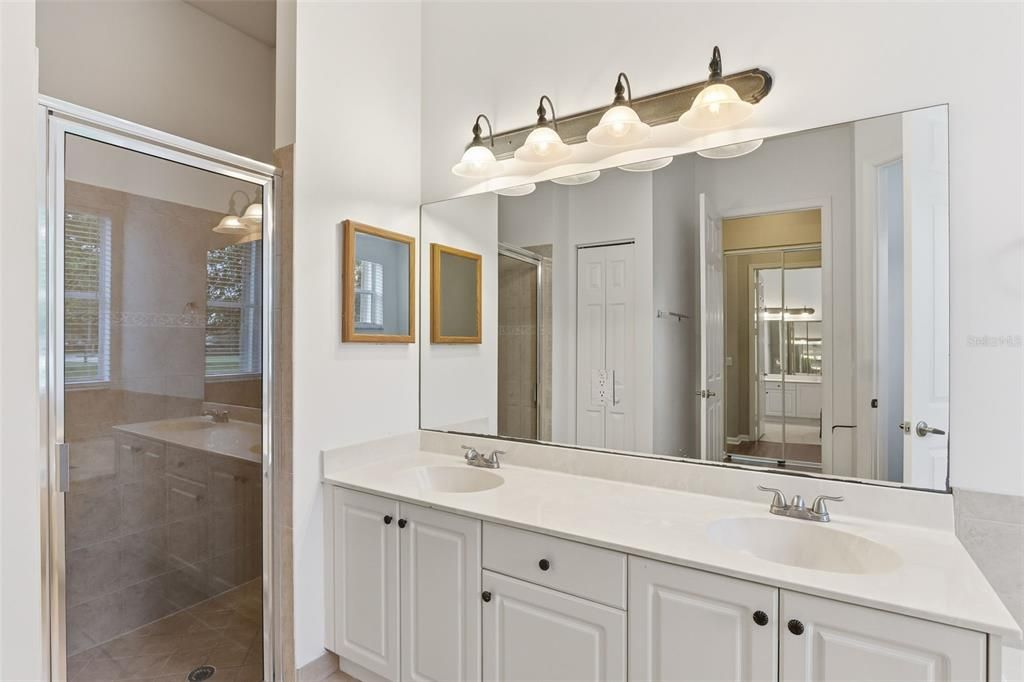 En Venta: $639,900 (5 camas, 3 baños, 2821 Pies cuadrados)