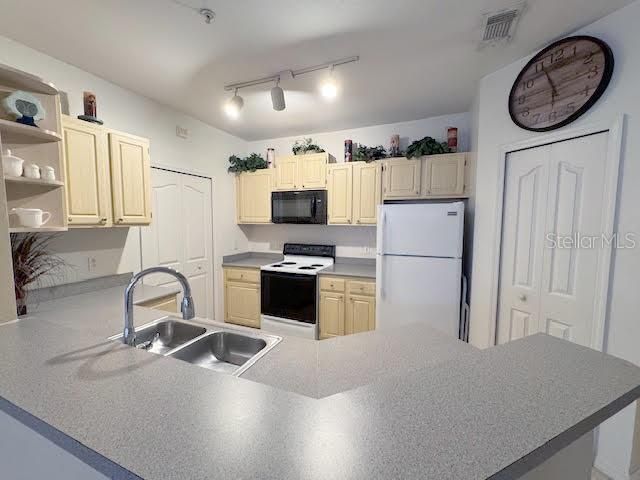 Под контрактом: $1,480 (2 спален, 2 ванн, 1110 Квадратных фут)