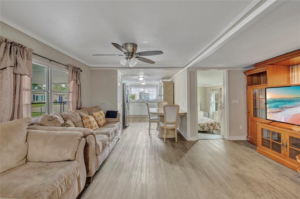 For Sale: $185,000 (2 beds, 1 baths, 744 Square Feet)