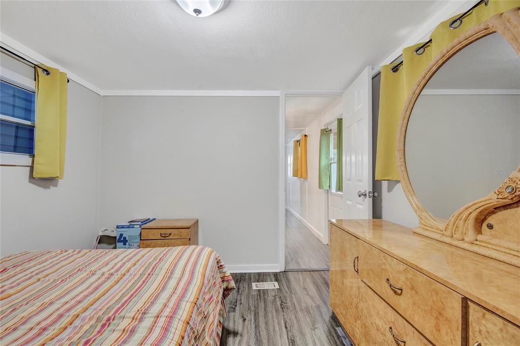 For Sale: $185,000 (2 beds, 1 baths, 744 Square Feet)