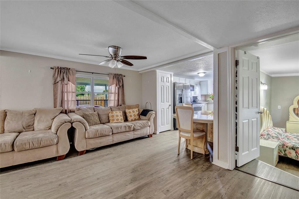 For Sale: $185,000 (2 beds, 1 baths, 744 Square Feet)