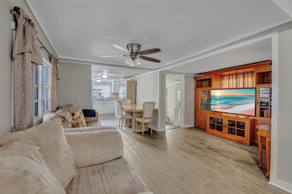 For Sale: $185,000 (2 beds, 1 baths, 744 Square Feet)