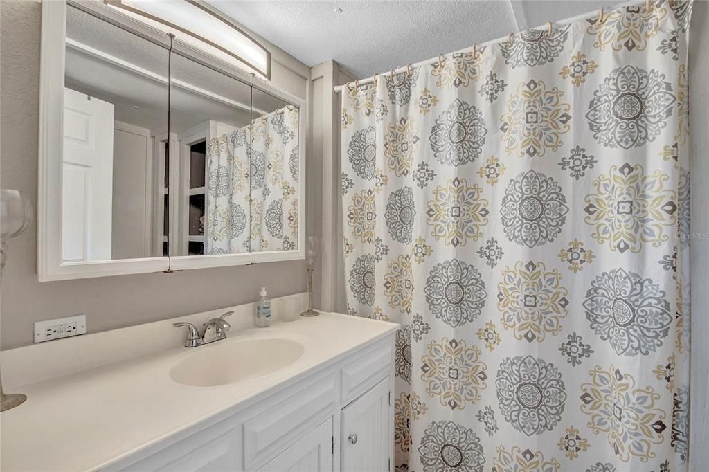 For Sale: $185,000 (2 beds, 1 baths, 744 Square Feet)