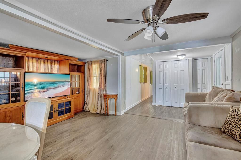 For Sale: $185,000 (2 beds, 1 baths, 744 Square Feet)