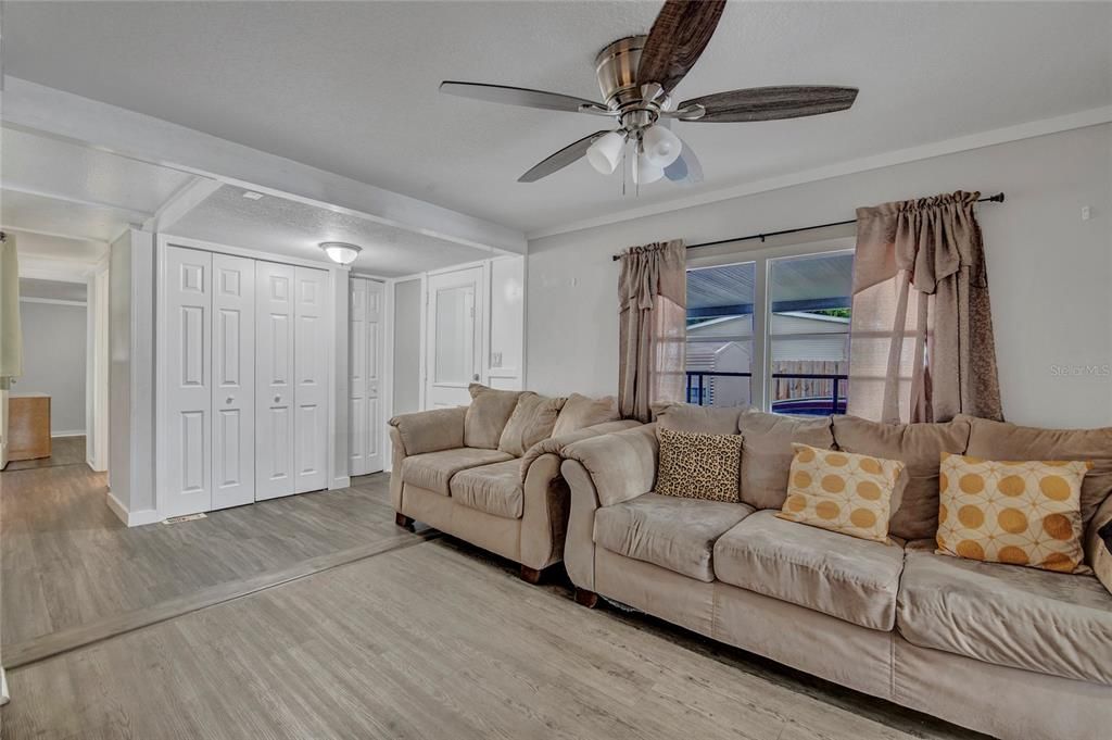 For Sale: $185,000 (2 beds, 1 baths, 744 Square Feet)