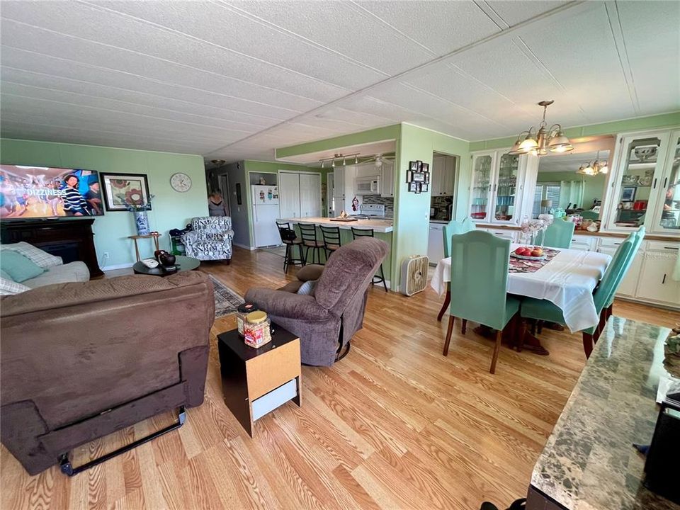 待售: $137,000 (2 贝兹, 2 浴室, 1152 平方英尺)