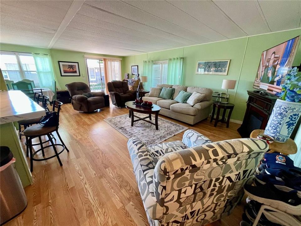 待售: $137,000 (2 贝兹, 2 浴室, 1152 平方英尺)