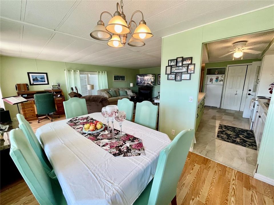 待售: $137,000 (2 贝兹, 2 浴室, 1152 平方英尺)