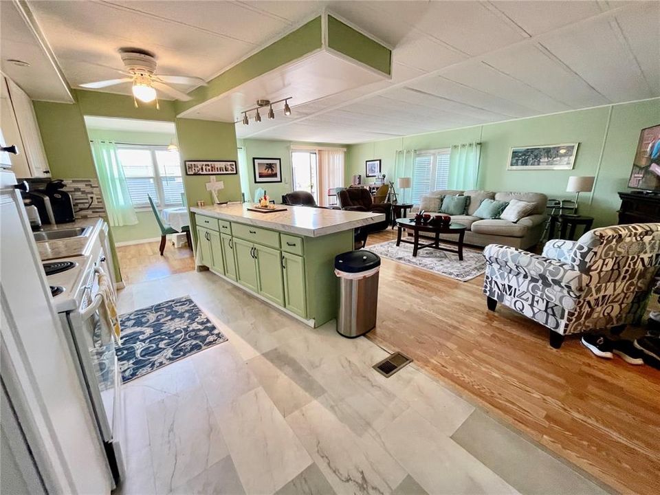 待售: $137,000 (2 贝兹, 2 浴室, 1152 平方英尺)