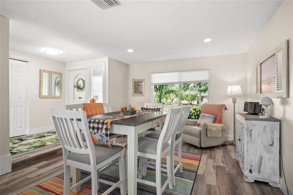 合同活跃: $564,900 (3 贝兹, 2 浴室, 1397 平方英尺)