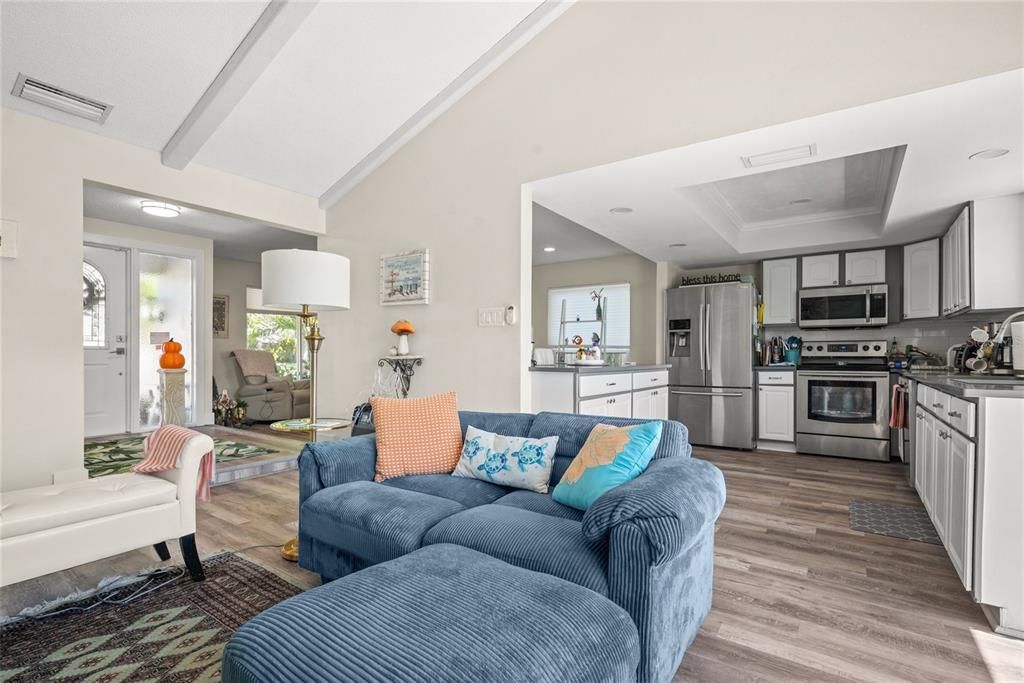 合同活跃: $564,900 (3 贝兹, 2 浴室, 1397 平方英尺)