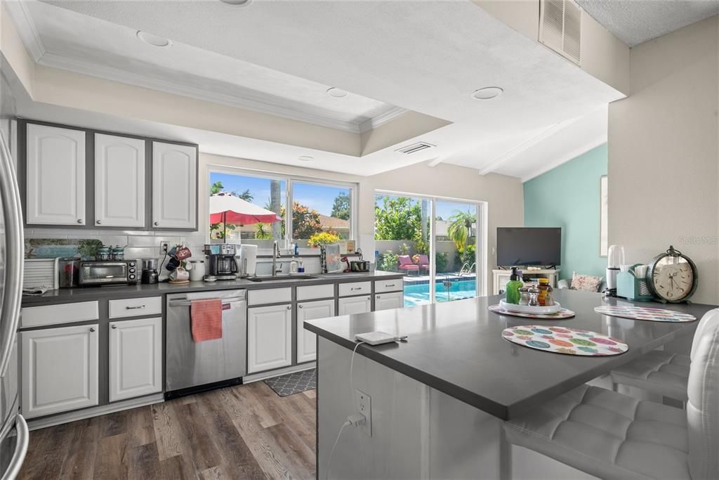 合同活跃: $564,900 (3 贝兹, 2 浴室, 1397 平方英尺)