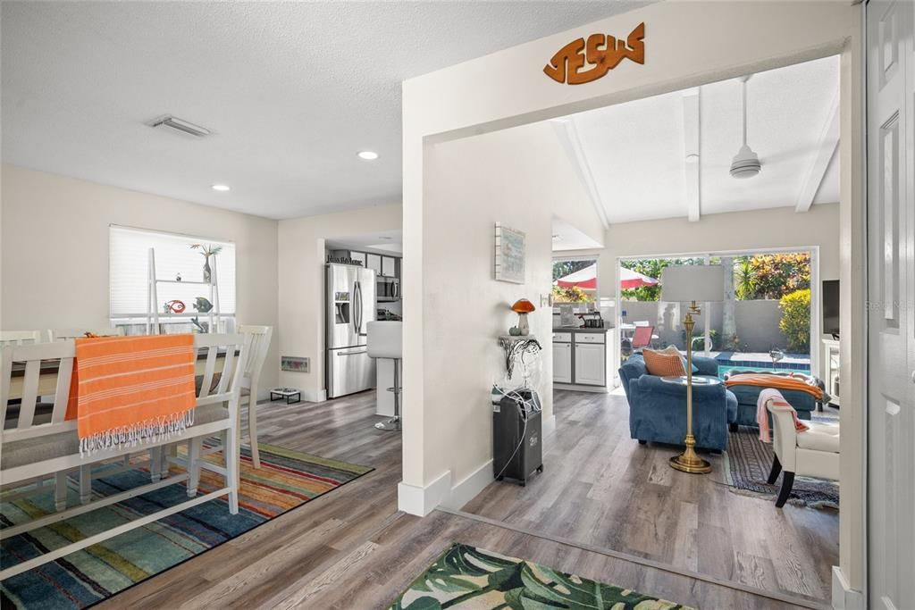 合同活跃: $564,900 (3 贝兹, 2 浴室, 1397 平方英尺)