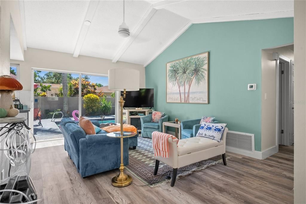 合同活跃: $564,900 (3 贝兹, 2 浴室, 1397 平方英尺)