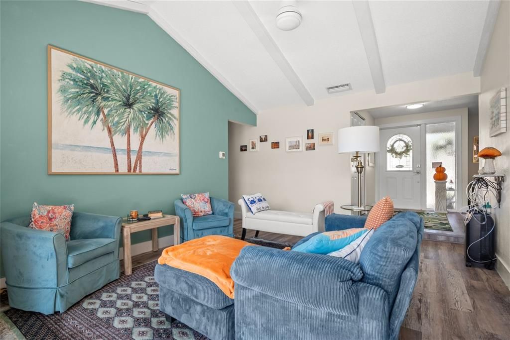 合同活跃: $564,900 (3 贝兹, 2 浴室, 1397 平方英尺)