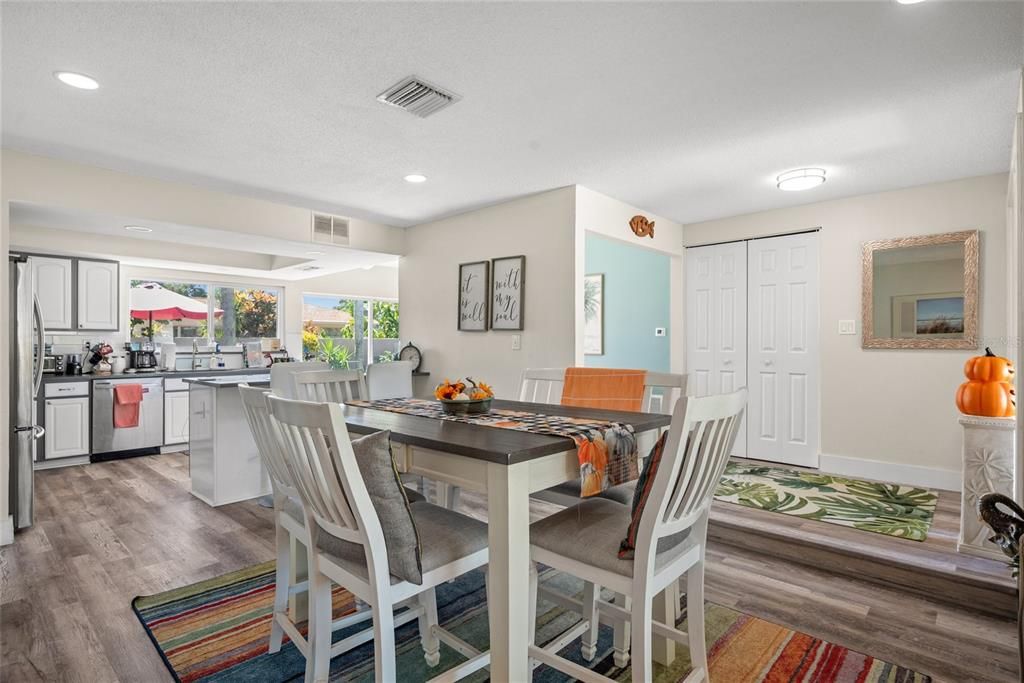 合同活跃: $564,900 (3 贝兹, 2 浴室, 1397 平方英尺)