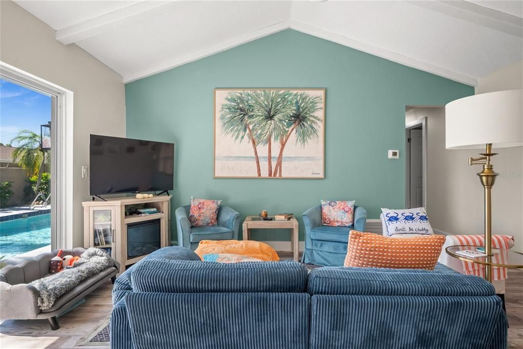 合同活跃: $564,900 (3 贝兹, 2 浴室, 1397 平方英尺)