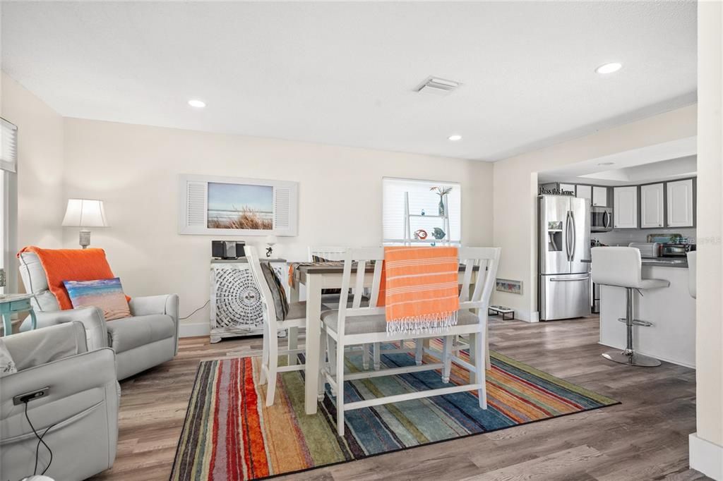 合同活跃: $564,900 (3 贝兹, 2 浴室, 1397 平方英尺)