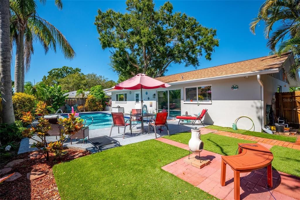 合同活跃: $564,900 (3 贝兹, 2 浴室, 1397 平方英尺)