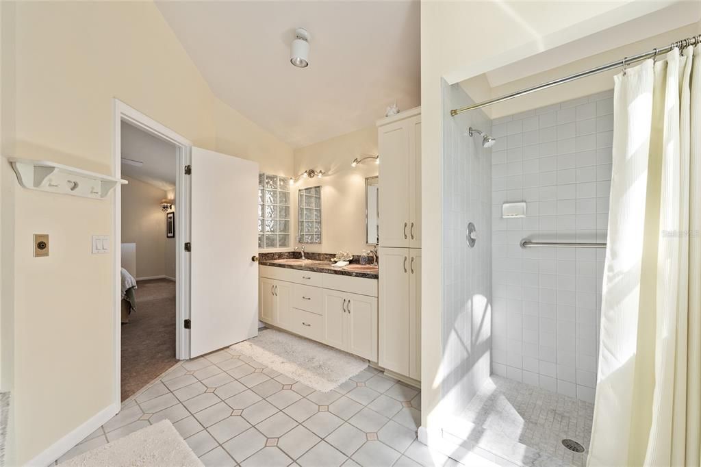 Active With Contract: $1,160,000 (4 beds, 3 baths, 2572 Square Feet)