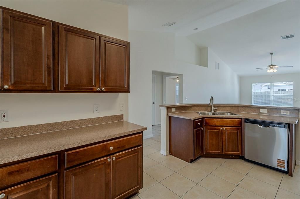 Active With Contract: $384,900 (3 beds, 3 baths, 2434 Square Feet)