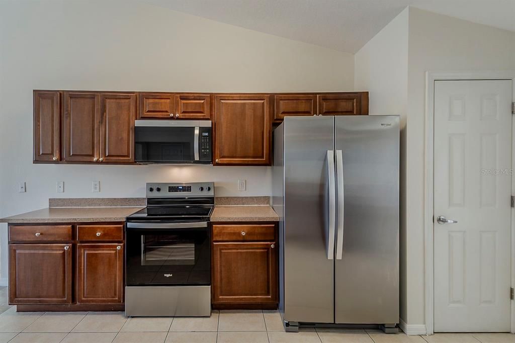 Active With Contract: $384,900 (3 beds, 3 baths, 2434 Square Feet)