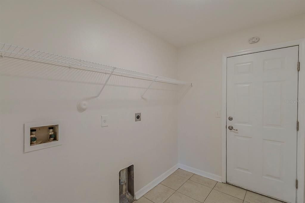 Active With Contract: $384,900 (3 beds, 3 baths, 2434 Square Feet)